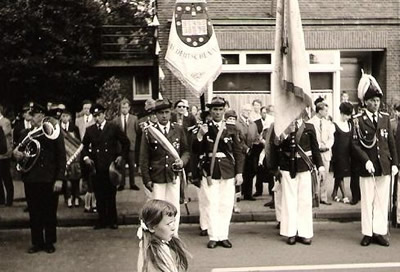 Fahne vor dem Kriegerdenkmal 60er Jahre
